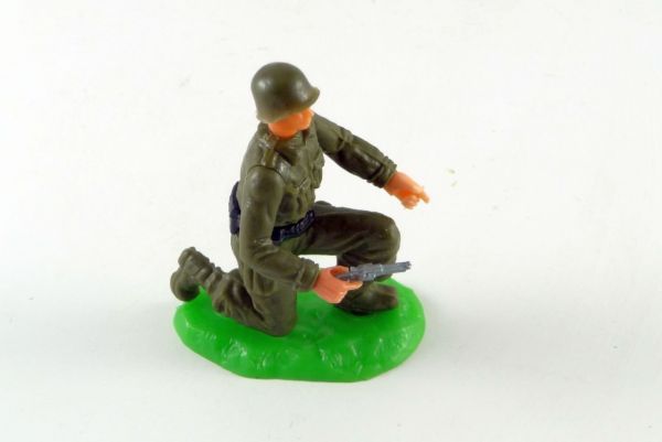 Elastolin Soldier kneeling with pistol