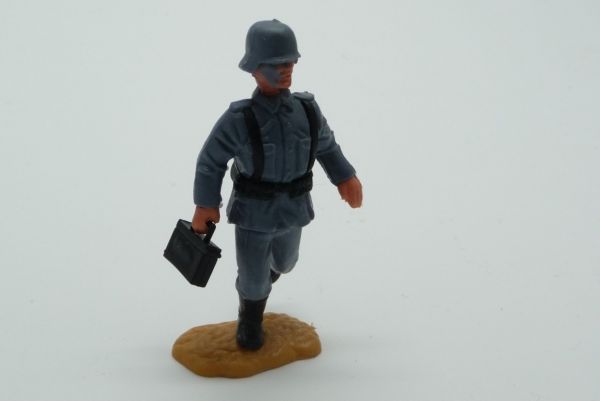 Timpo Toys Deutscher Soldat (einteiliger Kopf) laufend mit Munitionstasche