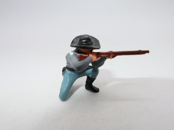Southerner kneeling shooting with hat - great 4 cm modification
