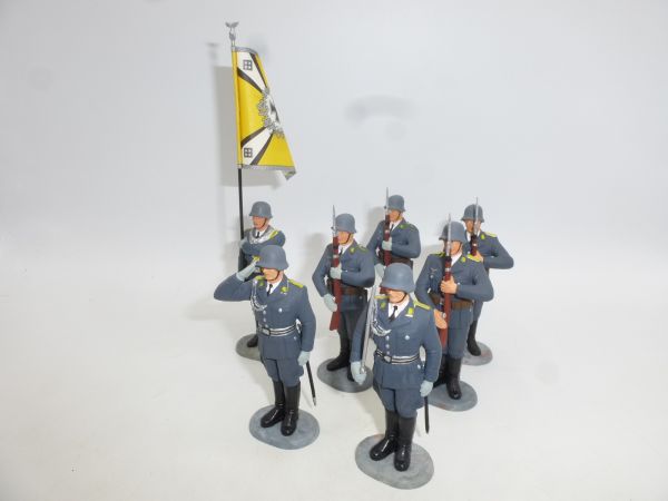 Preiser 7 cm Gruppe Luftwaffe, 2 Offiziere sowie 4 Soldaten + 1 Fahnenträger