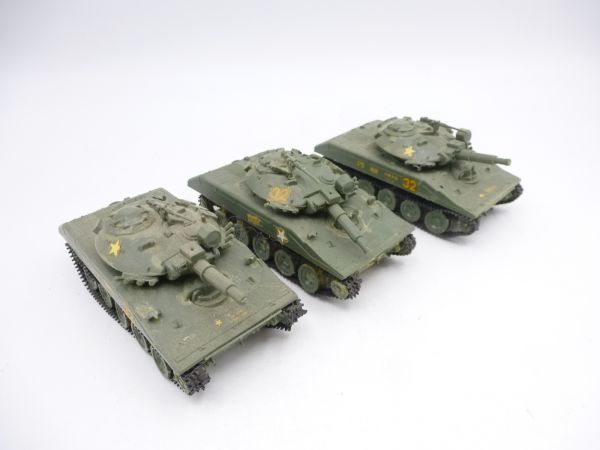3 Sheridan tanks (similar to Roco / Roskopf)