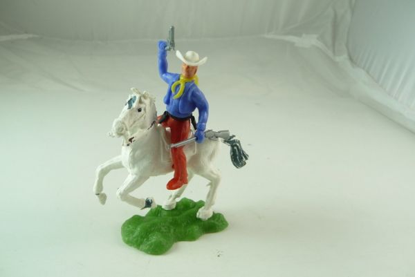 Crescent Cowboy reitend mit Pistole und Gewehr