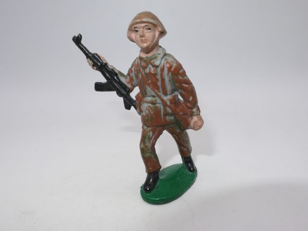 Soldier (camouflage spot uniform), MP at side