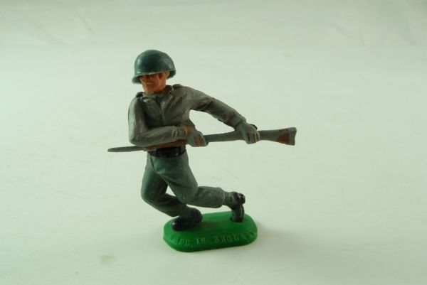 Timpo Toys Deutscher Soldat 1. Version (loser Helm) mit Gewehr ausholend