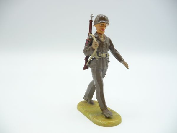 Elastolin 7 cm Swiss Armed Forces: Soldier marching, No. 9022, painting 2