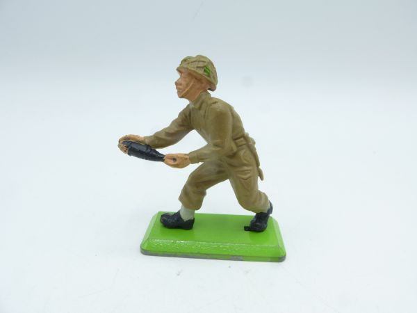 Britains Deetail English soldier with grenade - rare, from diorama