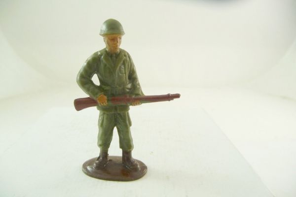 Starlux Soldat, Gewehr vor dem Körper - seltene frühe Figur