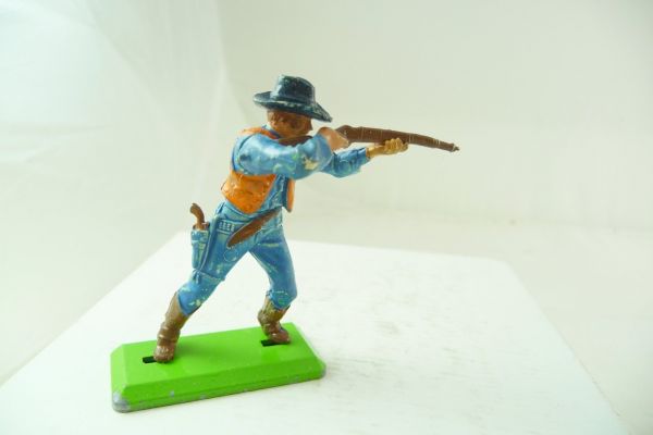 Britains Deetail Cowboy standing, firing rifle