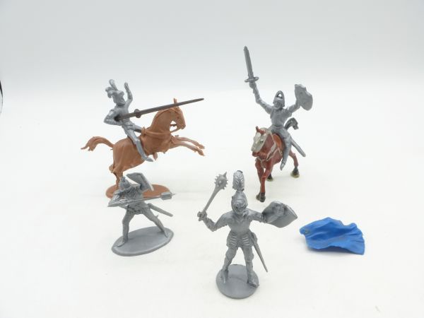 Merten 4 cm (blank) Convolute of knights (2 horsemen, 2 foot figures)