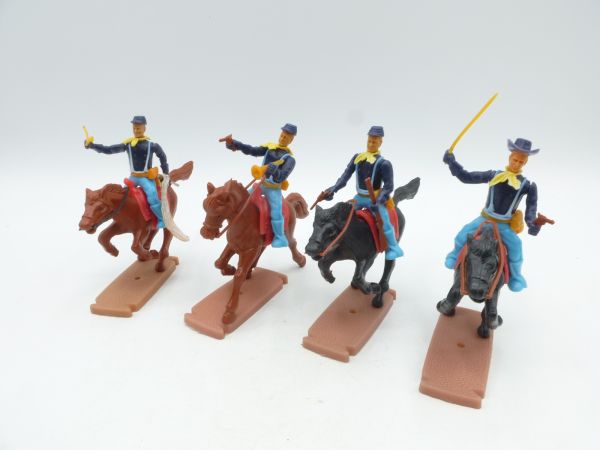 Plasty Union Army Soldier riding (4 figures) - in set