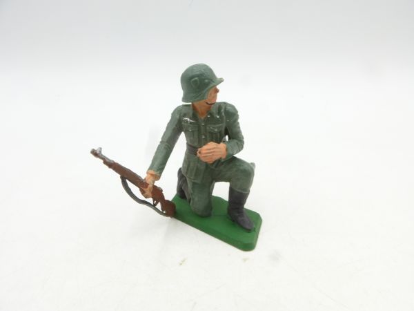 Starlux German soldier, rifleman kneeling, V15
