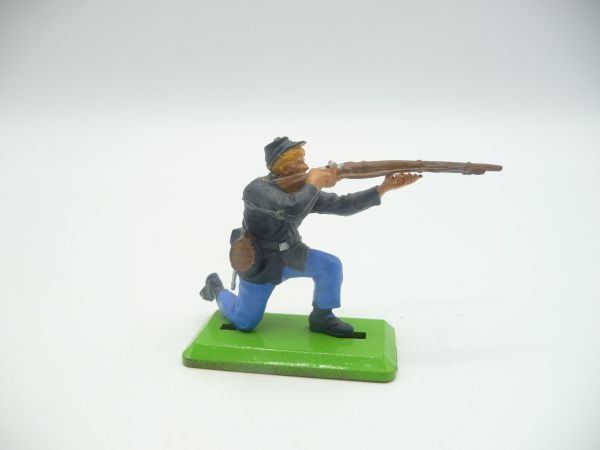 Britains Deetail Union Army soldier standing firing, movable arm