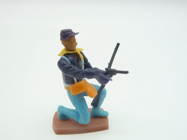 Plasty Union Army soldier kneeling with pistol + rifle
