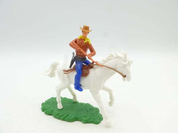 Elastolin 5,4 cm Cowboy riding, shooting rifle (+ pistol in belt)