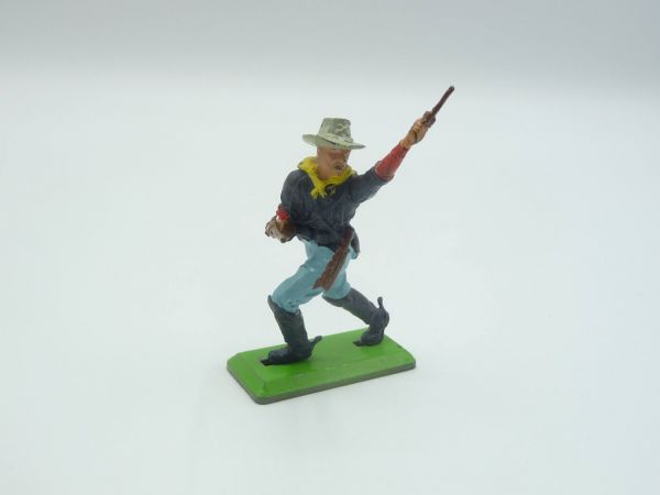 Britains Deetail Soldier 7th Cavalry standing with rifle + pistol