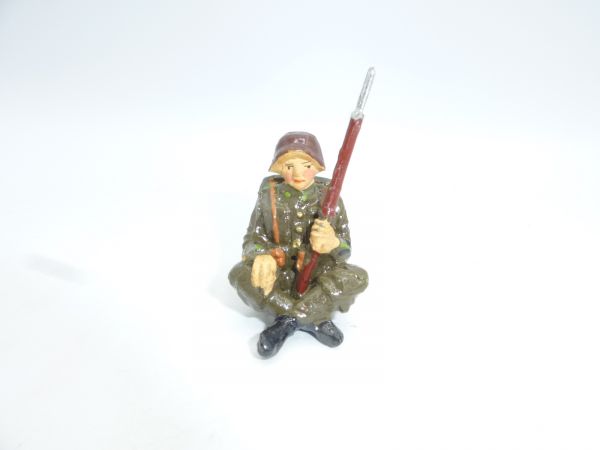 Elastolin Compound Soldier sitting with rifle + knapsack