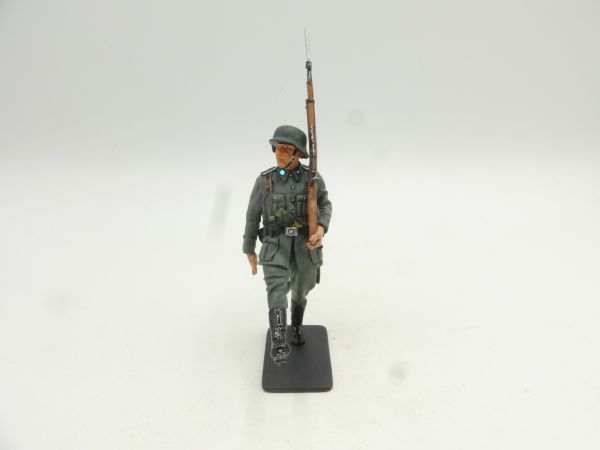 The Collectors Showcase LAH Review, soldier at goose step (looking right)