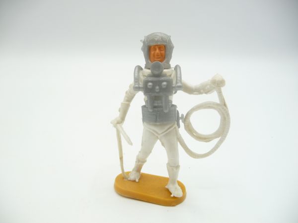 Cherilea Astronaut (white/silver) with pickaxe + hose