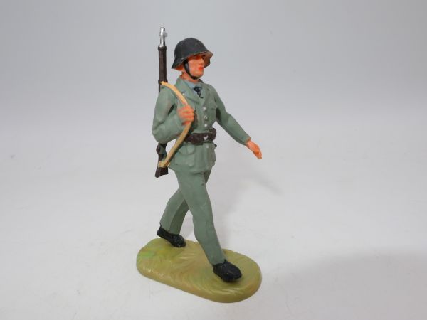 Elastolin 7 cm Swiss Armed Forces: Soldier on the march, No. 9922, painting 3