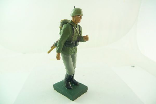 Mini Forma German soldier marching
