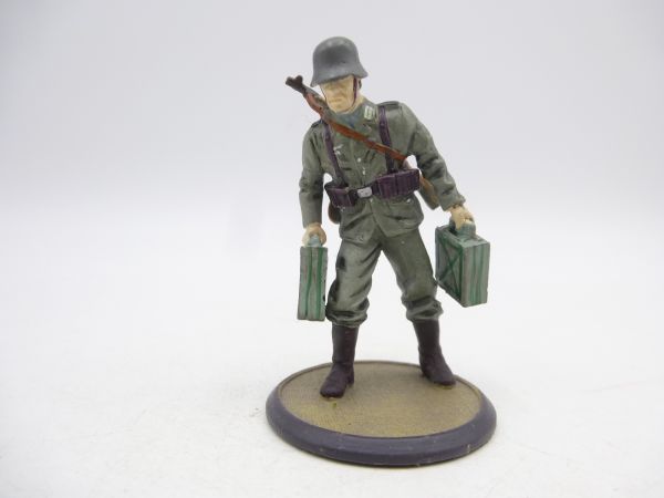 Soldier with canister (metal WK figure, approx. 5/6 cm series)