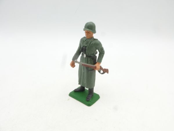 Starlux German soldier with rifle, V24