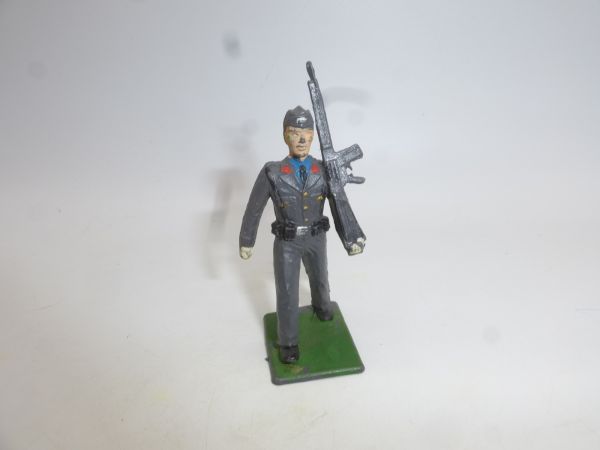 Soldier, rifle shouldered (spanish manufacturer) - used