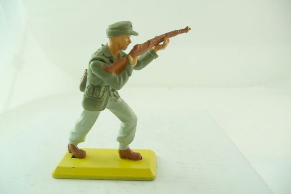 Britains Deetail German soldier, Africa Corps going ahead with rifle