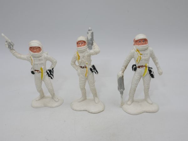 3 Astronauts (height approx. 6 cm)