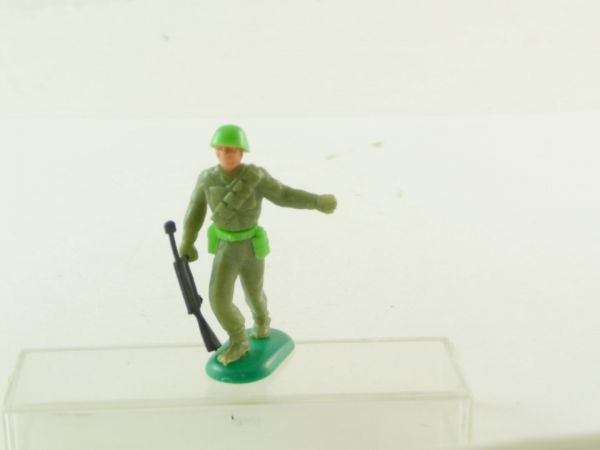 Crescent Soldier with machinegun at side