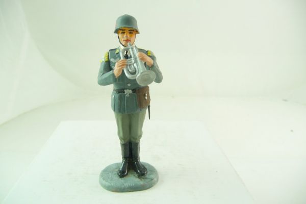 Preiser 7 cm Air Force: Soldier with trumpet - collector's painting