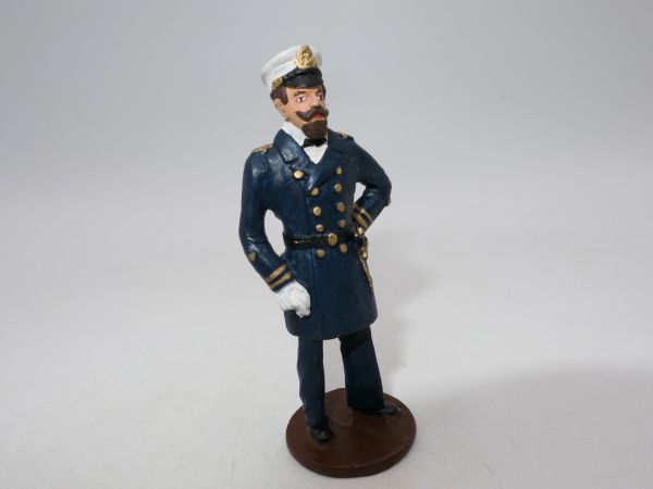 Captain standing (similar to Hachette)