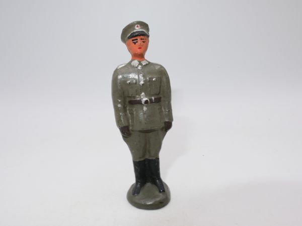 Officer standing, arms down (DDR, 7 cm)