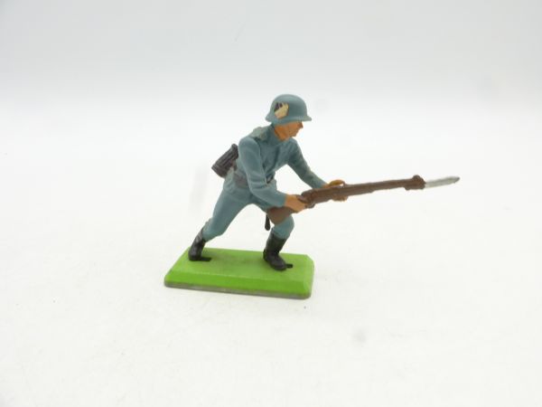 Britains Deetail German soldier advancing with rifle, 1st version