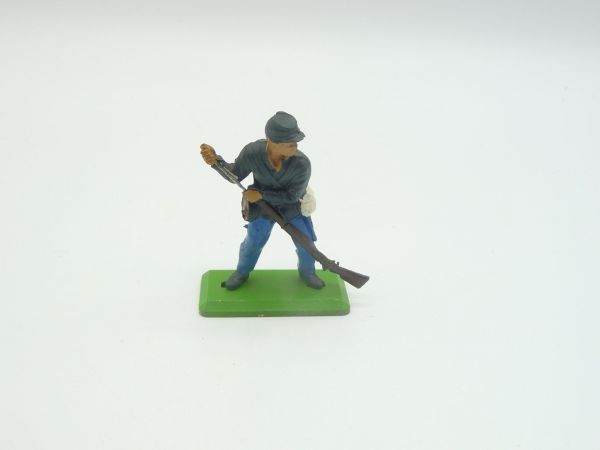 Britains Deetail Union Army soldier standing, loading rifle
