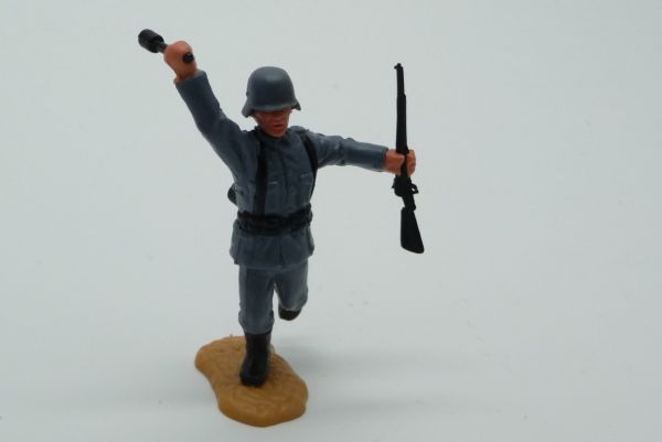 Timpo Toys Deutscher Soldat (einteiliger Kopf) mit Stielgranate und Gewehr