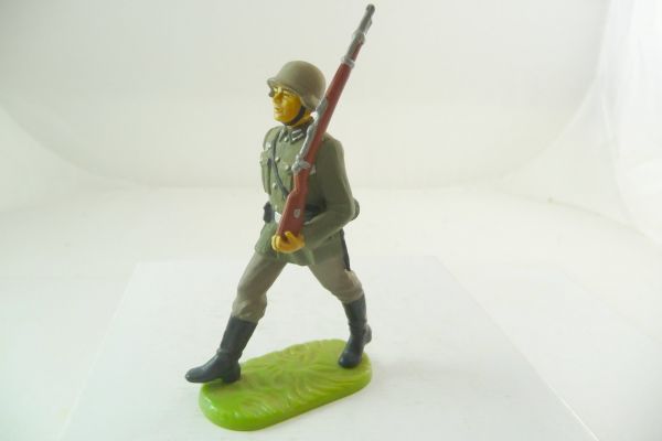 Preiser German Armed Forces 1939; Soldier marching, No. 10130