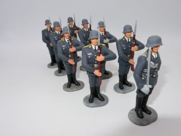 Preiser 7 cm Gruppe Luftwaffensoldaten stillgestanden (9 Figuren)
