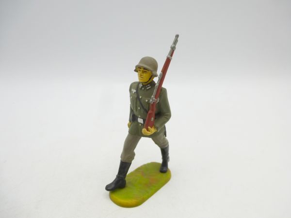 Preiser 7 cm Wehrmacht 1939: Soldier marching without knapsack
