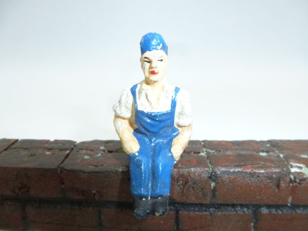 Sitting figure (total height sitting 4,5 cm)