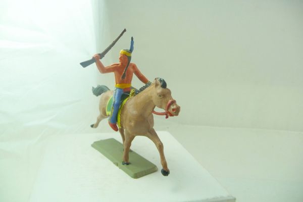 Starlux Indian riding, holding up rifle