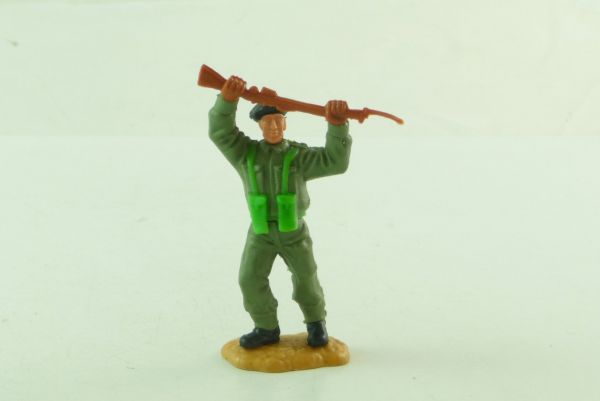 Timpo Toys Englischer / Britischer Soldat, schwarzes Barett, Gewehr über Kopf