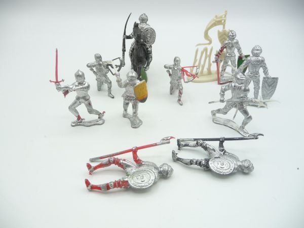 10 knights + accessories (approx. 5 cm)