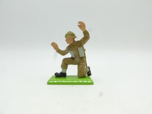 Britains Deetail English soldier, arm up - rare, from diorama