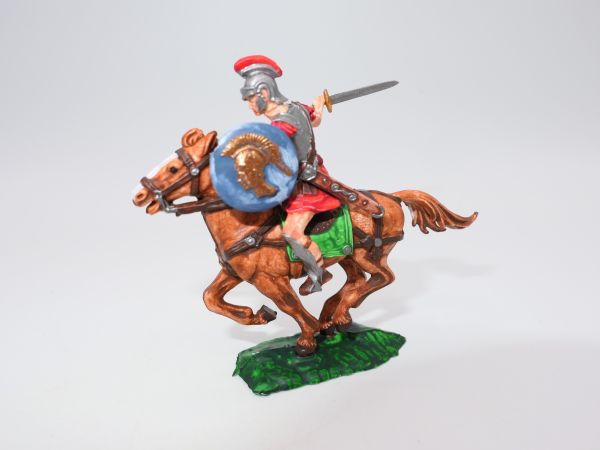Römischer Legionär zu Pferd mit Säbel ausholend