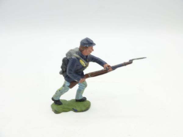 Britains Swoppets Union Army soldier (early version) going forward with rifle - used