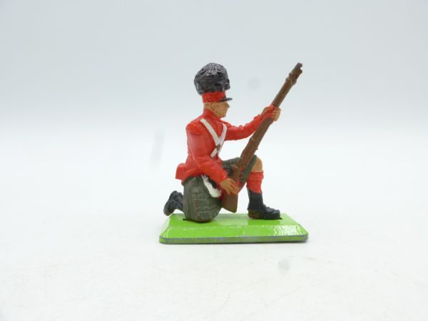 Britains Deetail English soldier, loading rifle