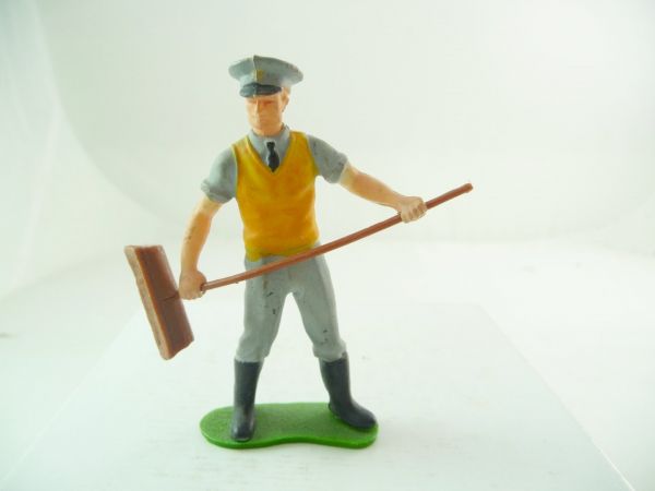 Britains Farm labourer with broom - rare (7 cm)