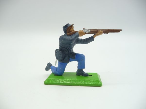 Britains Deetail Union Army Soldier kneeling firing (fixed arm)
