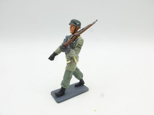 Thomas Gunn Miniatures Soldier marching, rifle shouldered